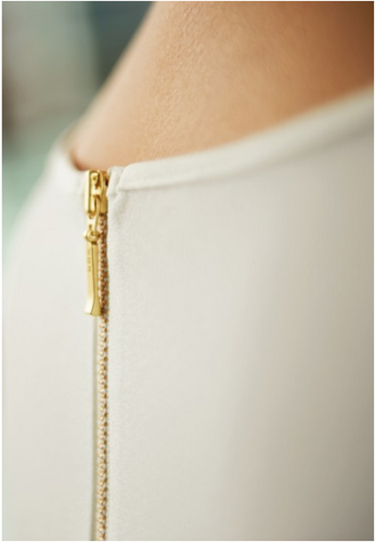 2265A zamek, kremowa bluzka z logo, kremowa bluzka z logo firmy, kremowa bluzka z krótkim rękawem, eleganckie ubrania dla firm, odzież firmowa, klasyczna bluzka