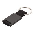 Brelok metalowy Swag, czarny
Elegancki brelok o czarnej matowej powierzchni.

Wykonany z metalu i poliestru. Pakowany w czarne opakowanie upominkowe.

Rozmiar: 60x28x6 mm