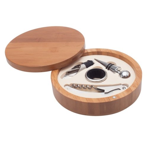 Zestaw do wina Chartes, brązowy
Zestaw do wina w pudełku z drewna bambusowego.

Składa się z otwieracza, okapnika, nalewaka z zatyczką i zatyczki. Pakowany w białe kartonowe opakowanie.